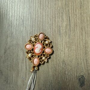 Single Vintage Elegant Gold and Pink Cameo Brooch